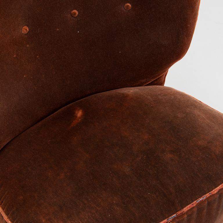 A mid-20th century armchair.