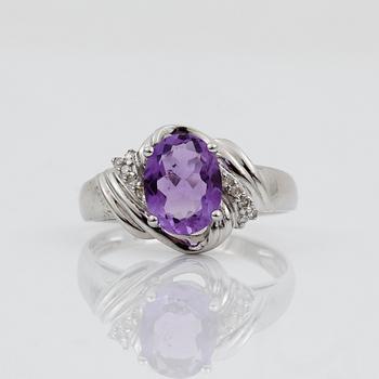 RING, 14K vitguld med ametist ca 1,24 ct och diamanter tot ca 0.01 ct. Vikt 2,84 g.