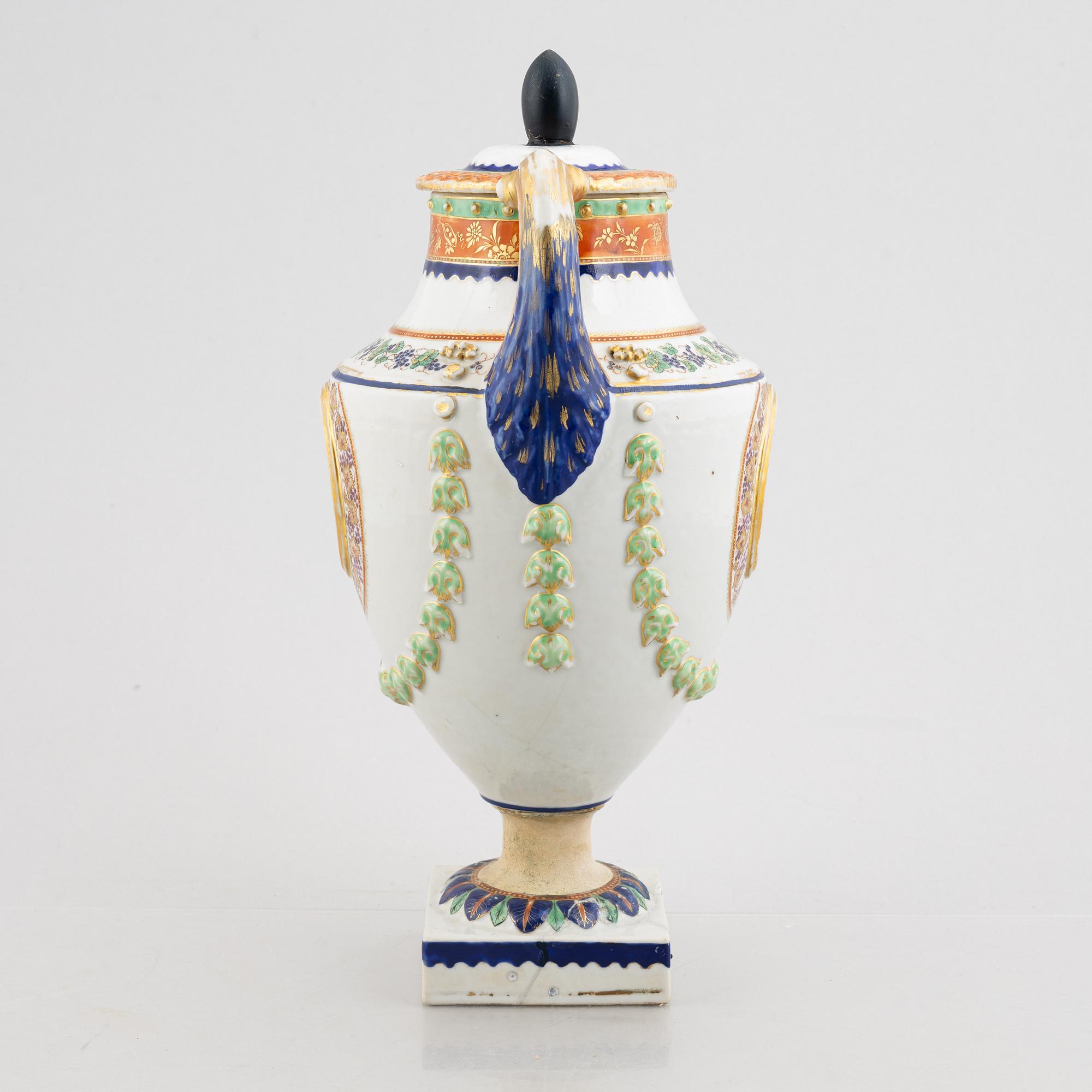A famille rose 'Chinese Export' jar with cover, Qing dynasty, Qianlong (1736-95).