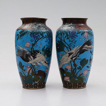 VASER, 1 par, emaljarbeten, Kina/Japan, 1900-talets första hälft.
