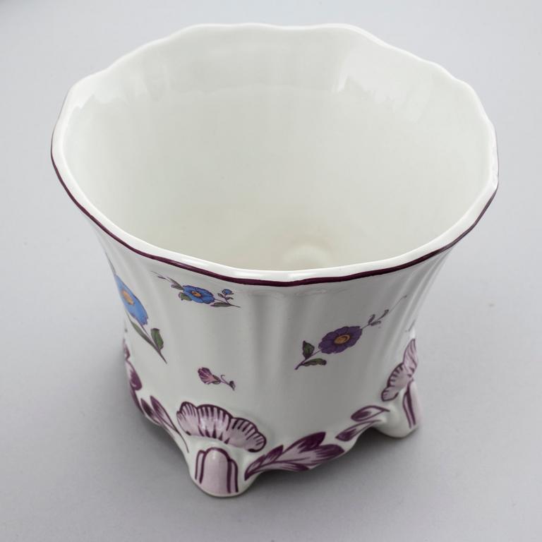 90 pieces of earthenware tableware from Rörstrand, model "Rörstrandia", 1930-56.