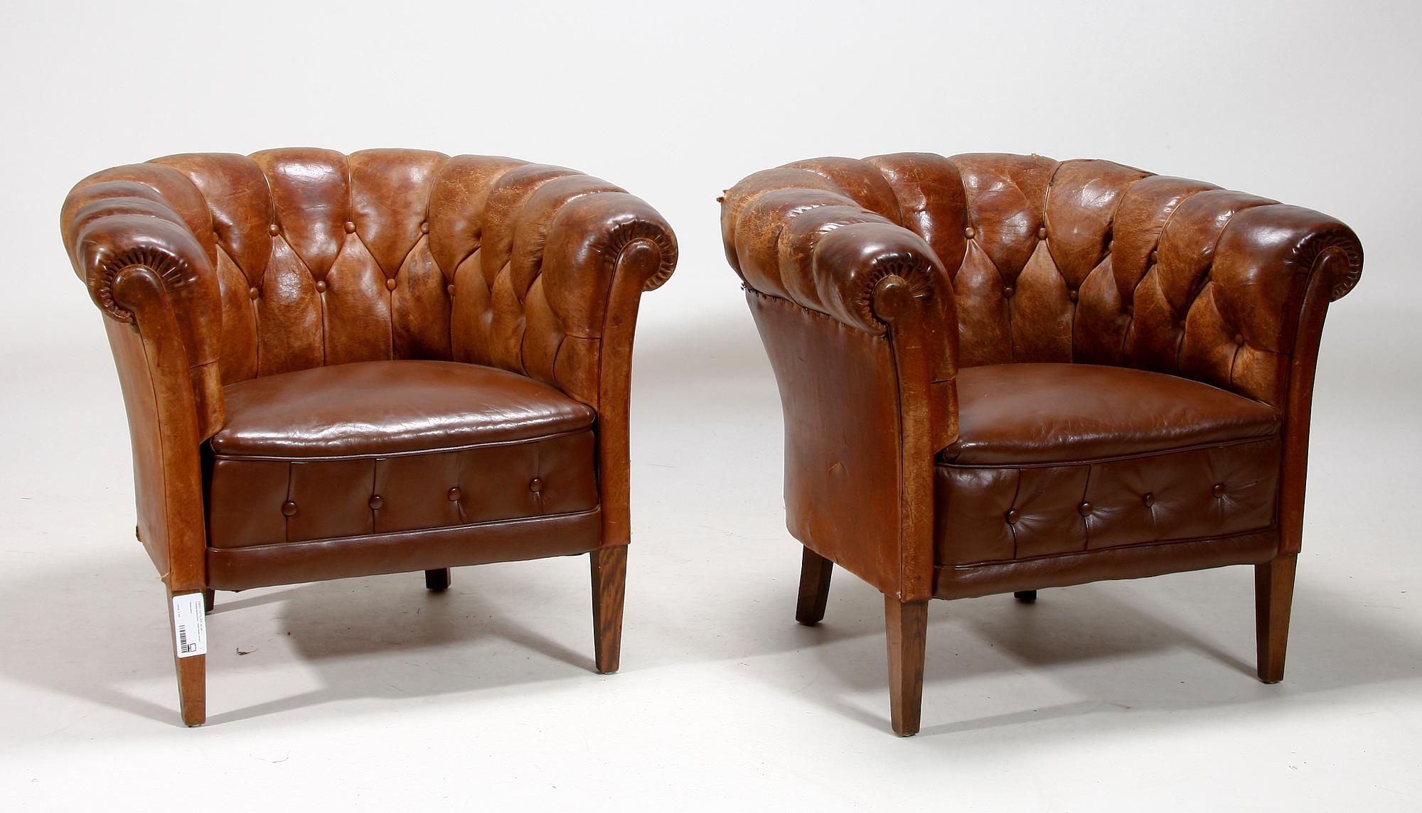 FÅTÖLJER, ett par, Chesterfieldmodell. 1900-talets början.