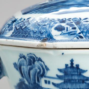 A blue and white Chinese tureen with cover, Qing dynasty,  Qianlong (1736-1795).