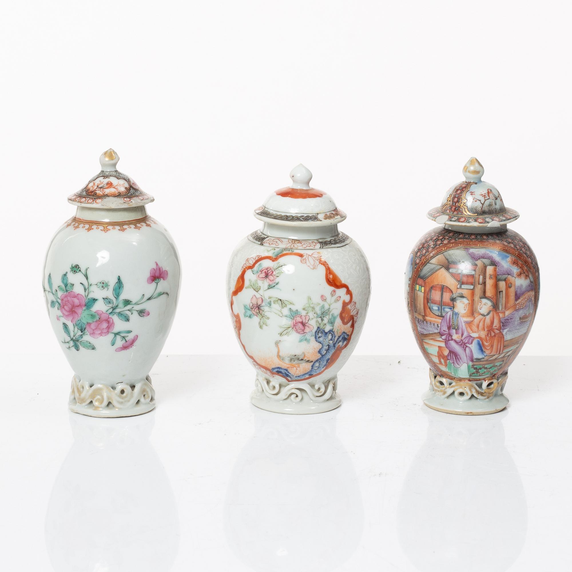 Tedosor, tre stycken, samt senapsburk med lock, porslin. Qing dynastin, Qianlong (1736-95).