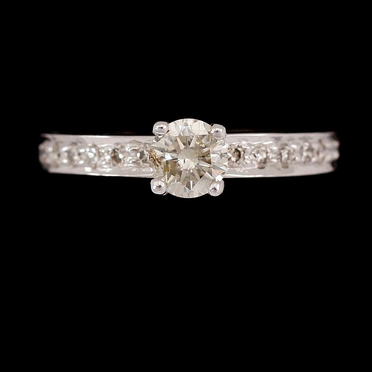 RING, 14 k vitguld, briljantslipade diamanter tot ca 1.00 ct.
