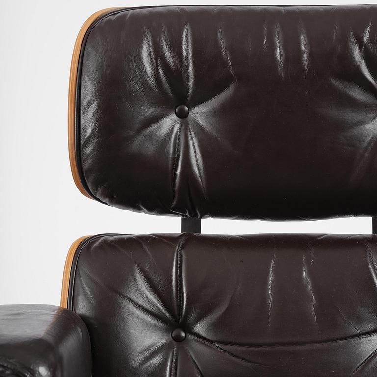 Charles & Ray Eames, an "Eames Lounge Chair" with ottoman, Vitra, late 1900s.