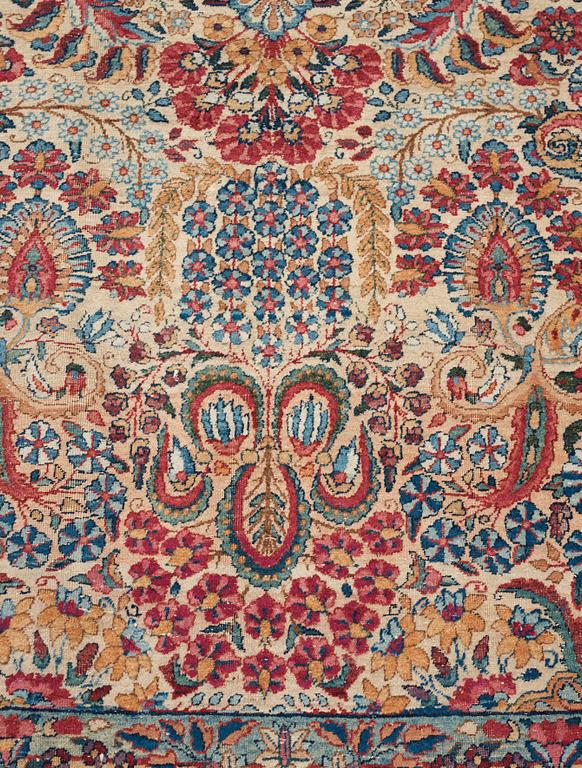 Matto, a semi-antique Kerman, ca 375-379,5 x 268-271 cm.