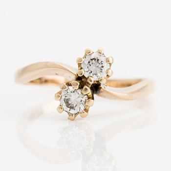 Ring, syskonring med två briljantslipade diamanter.