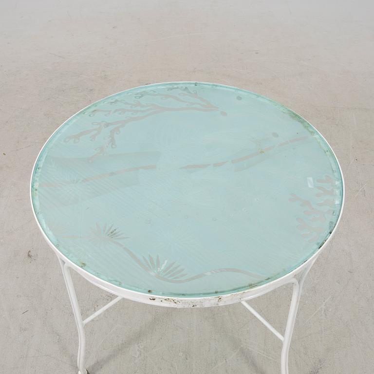 A tabe and two chairs from Byarum later part of the 20th century.