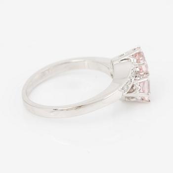 Ring 18K vitguld med två morganiter och briljantslipade diamanter.