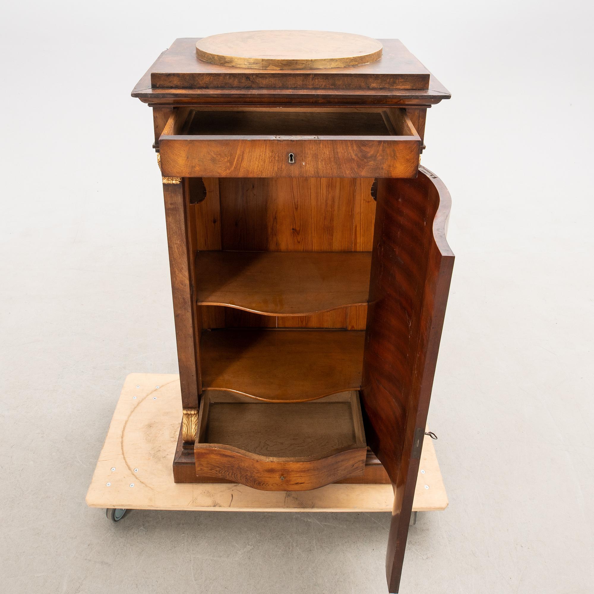 Skåp/Kolonnskåp Empire 1800-talets mitt Danmark.