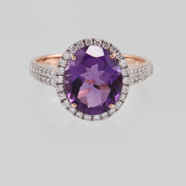 RING, 18K guld med briljantslipade diamanter 0.46 ct samt ovalslipad ametist. Vikt 3,5 gram.