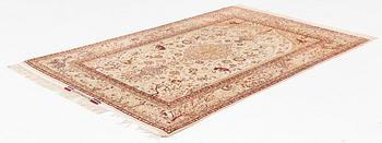 Matta, old Isfahan, part silk signerad, ca 233 x 147 cm (samt en kortsida med 3 cm slätväv).