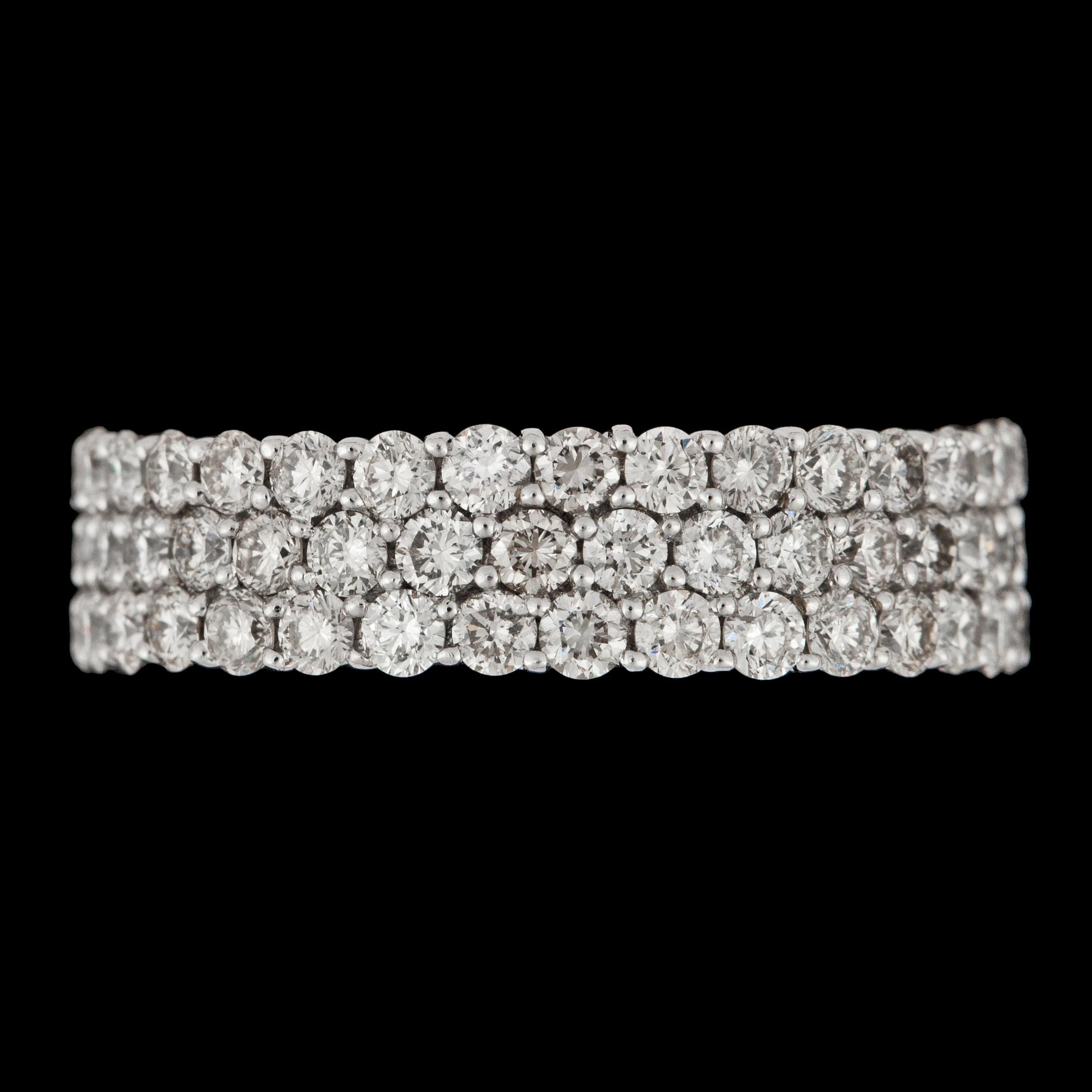 RING, 96 briljantslipade diamanter, tot. 3.06 ct.