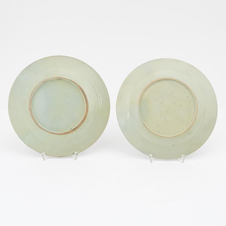 A pair of Chinese grisaille export porcelain plates, Qing dynasty, Qianlong (1736-95).