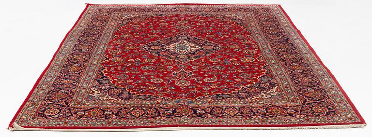 A carpet, Kashan, ca 355 x 245 cm.