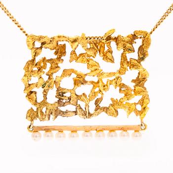 A 14K gold necklace with cultured pearls. Helsinki 1969.