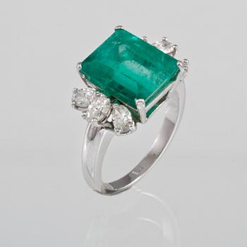 RING, 18K vitguld 6 ovalslipade diamanter ca 1.00 ct samt smaragdslipad smaragd ca 6,00 ct.