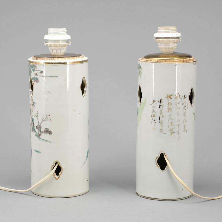 PERUKVASER, 2 st, porslin, Kina, 1900-talets första hälft.