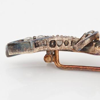 A brooch in the form of a flower set "en tremblant".