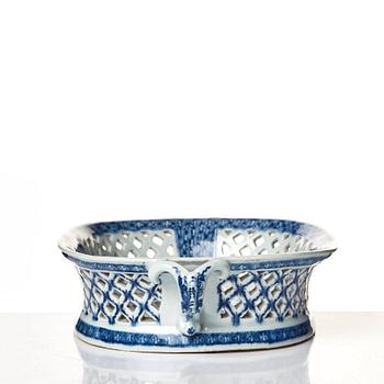 A large blue and white chesnut basket, Qing dynasty, Qianlong (1736-95).