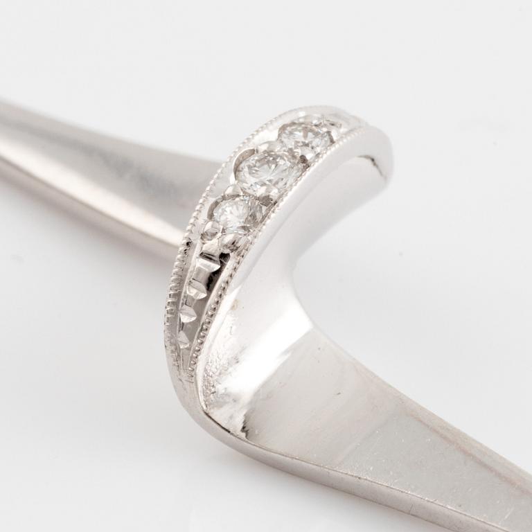 18K white gold and brilliant cut diamond earrings, Alton.