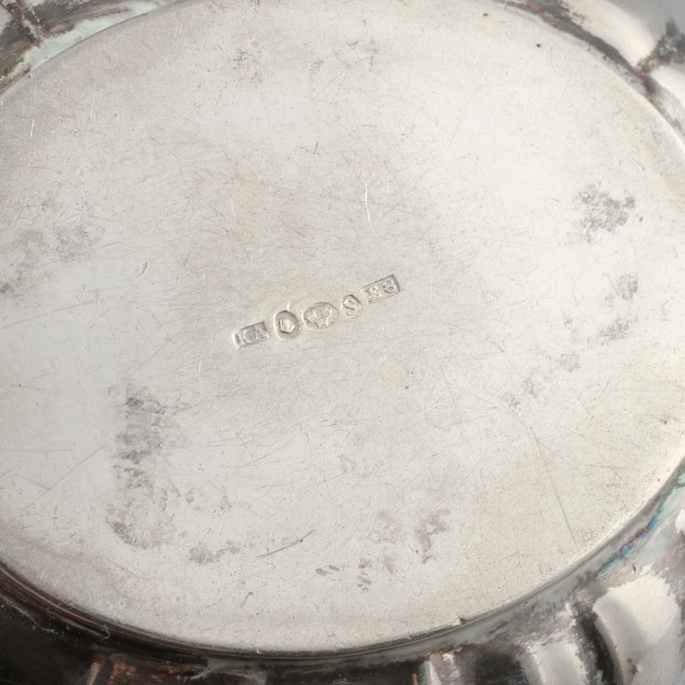 KAFFEKANNA, GRÄDDSNIPA samt SKÅL, silver, svenska importstämplar, 1900-tal. Total vikt 429 g.
