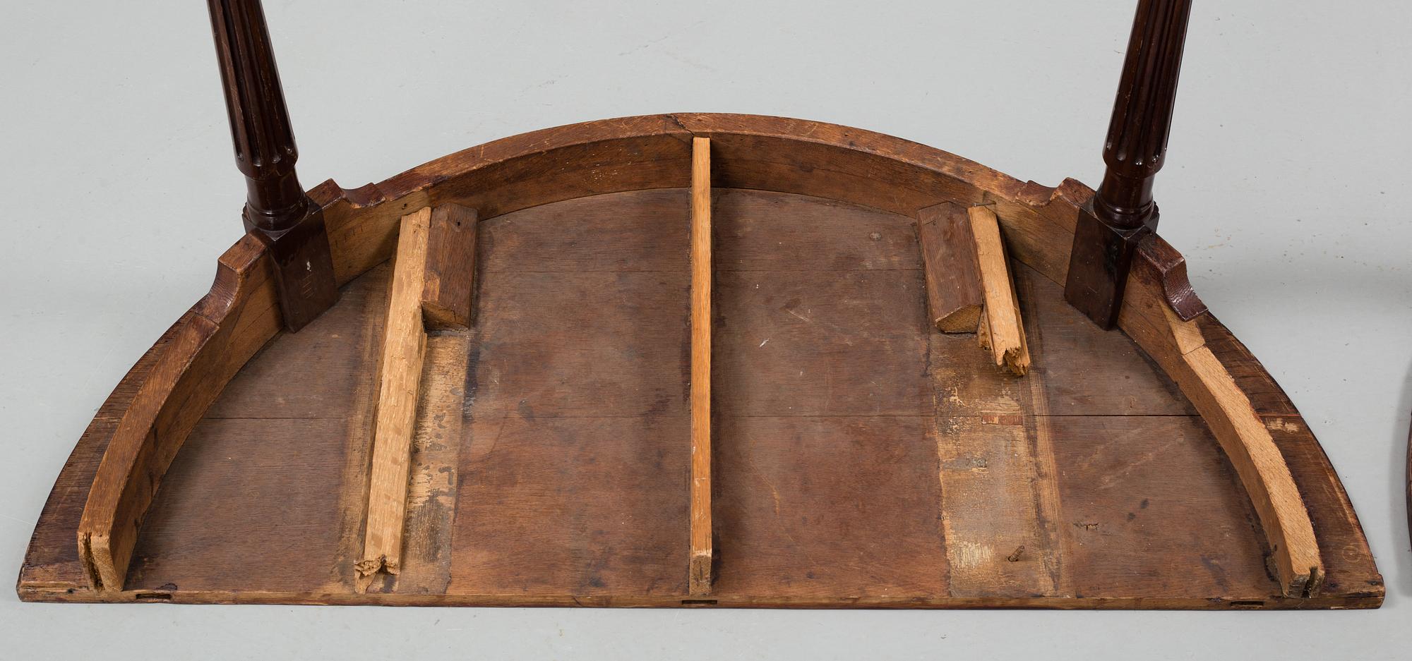 BORD, två stycken, 1800-tal, mahogny med trissor.