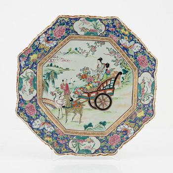 An octagonal porcelain dish, Japan, mid/first half of the 20th century.