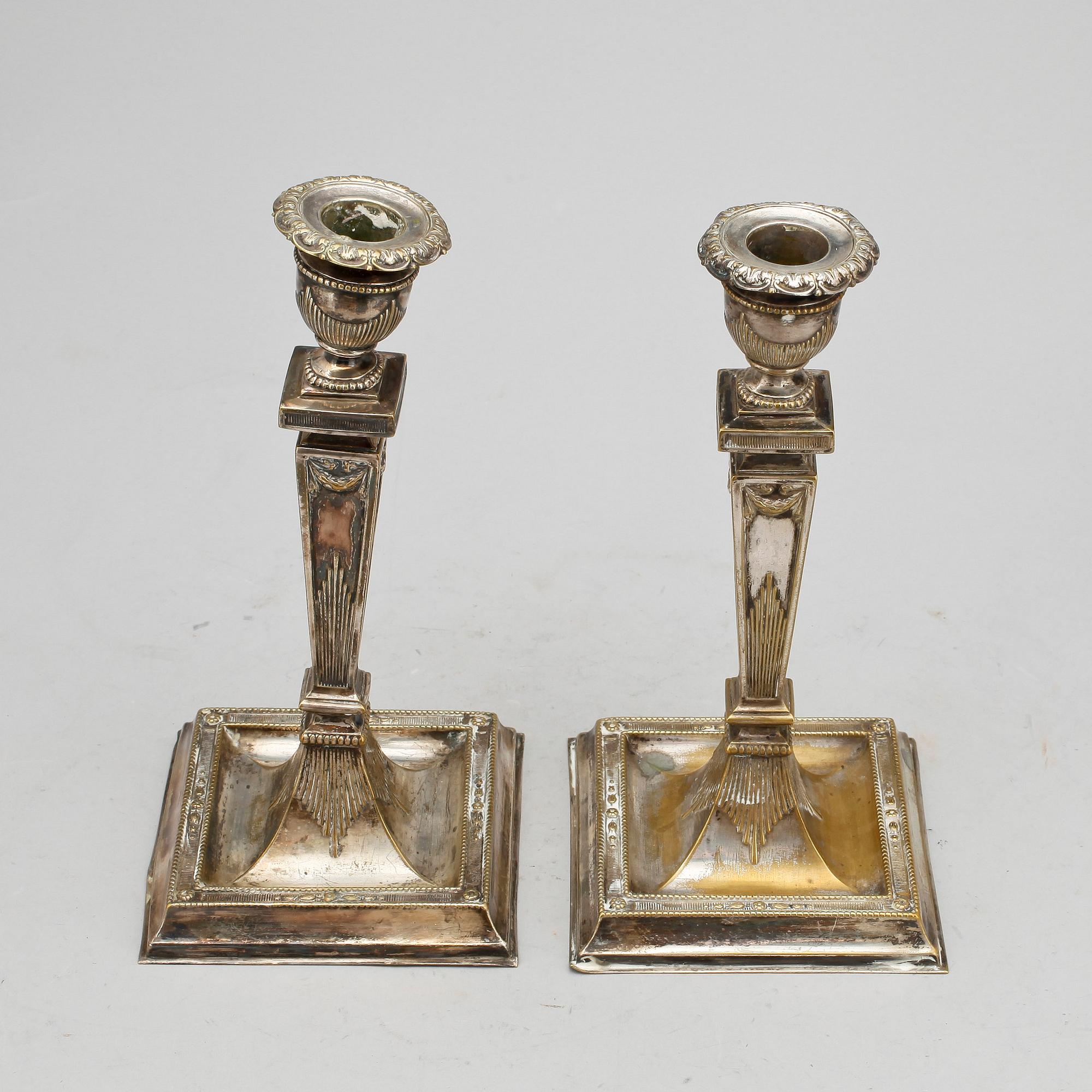 LJUSSTAKAR, ett par, argent haché, 1800-tal.