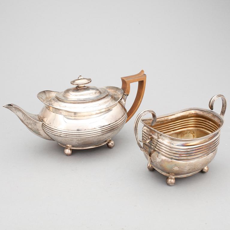 TEKANNNA och SOCKERSKÅL, silver, James Ede & Alexander Hewat, London 1810. Vikt ca 806g.