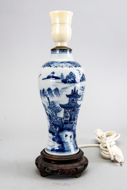 A set of six blue and white plates, a vase mounted as a lamp, and a jar with cover, Qin dynasty, Qianlong (1736-95).