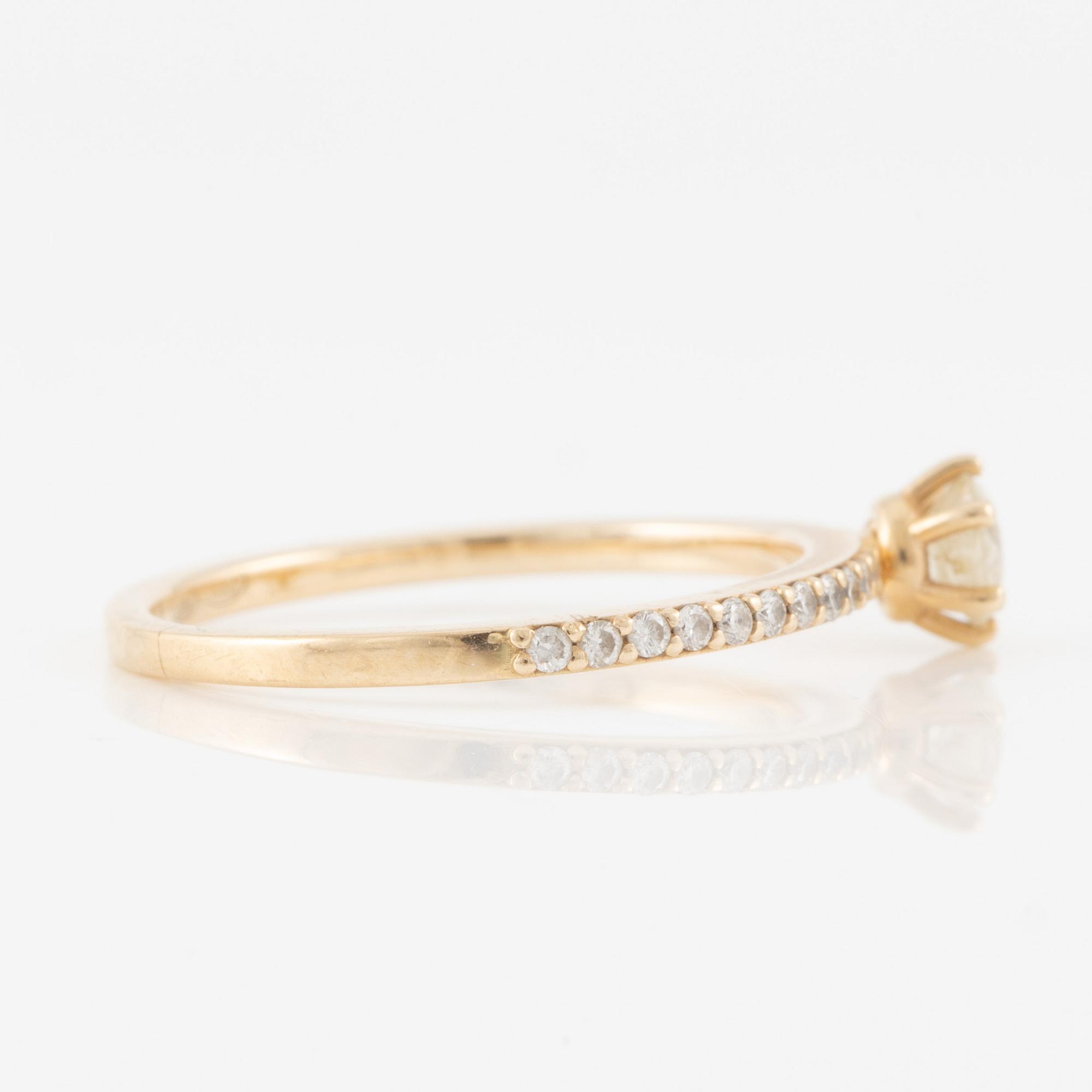 Ring in 14K gold set with brilliant-cut diamonds.