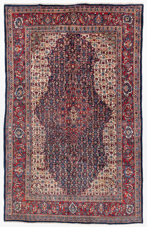 A Sarough carpet, approx. 333 x 210 cm.