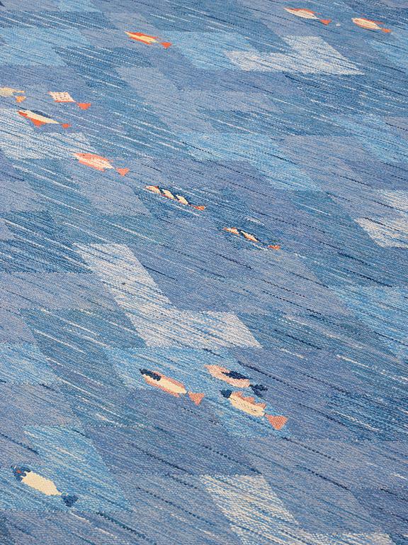 CARPET. "Fiskar". Flat weave and tapestry weave. 323 x 216,5 cm. Designed by Elsa Gullberg.