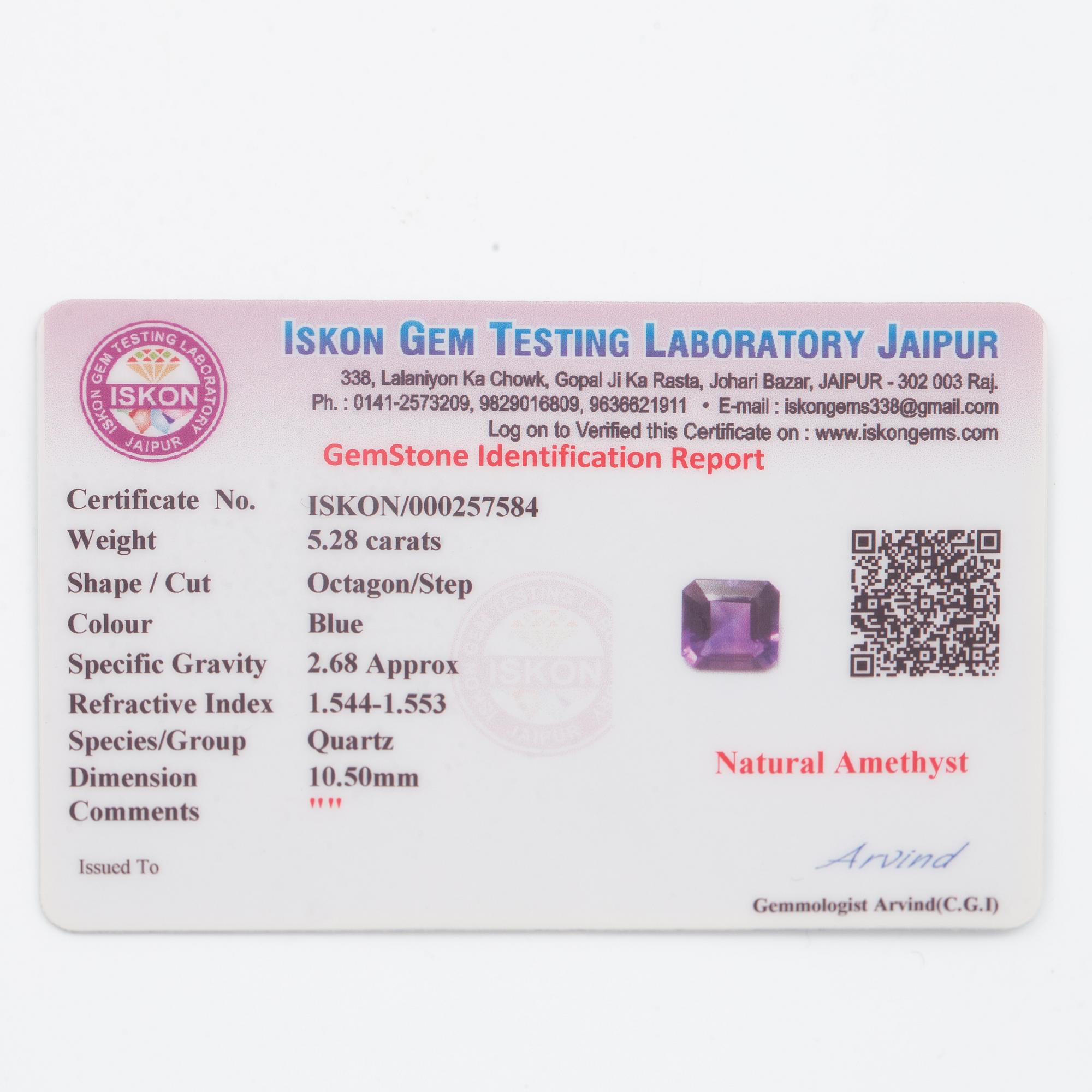 Ring 18K vitguld med ametist och briljantslipade diamanter.