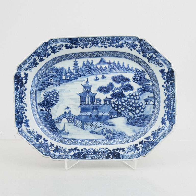 A set of eight Chinese export porcelain plates and two chargers, Qing dynasty, Qianlong (1736-95).