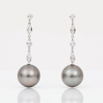 ÖRHÄNGEN, ett par hängande på stift, odlade svarta pärlor, diameter ca 12.5mm och diamanter, ca 0.20ct