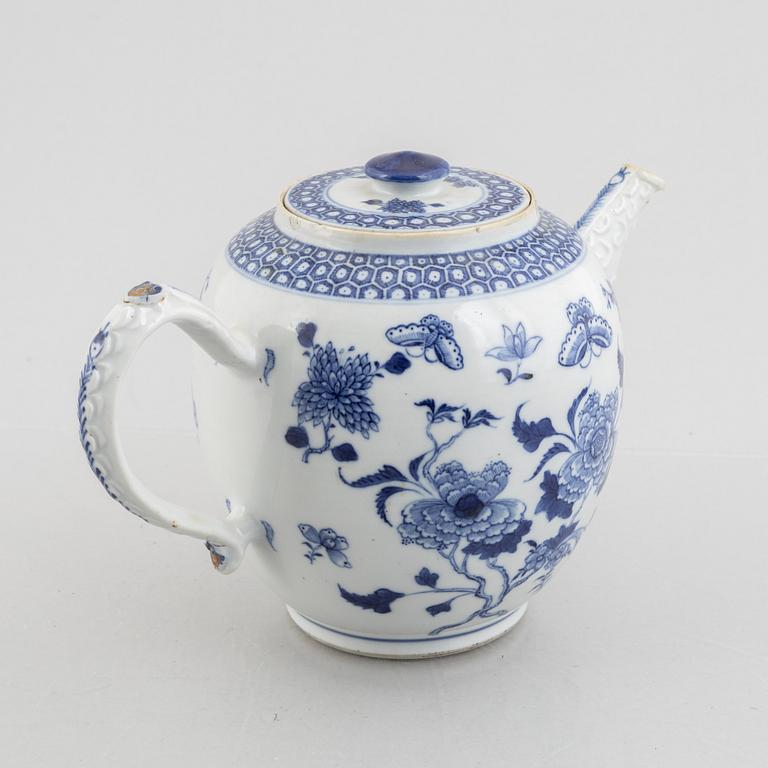 A large Chinese blue and white export porcelain punch pot, Qing dynasty, Qianlong, end of the 18th century.