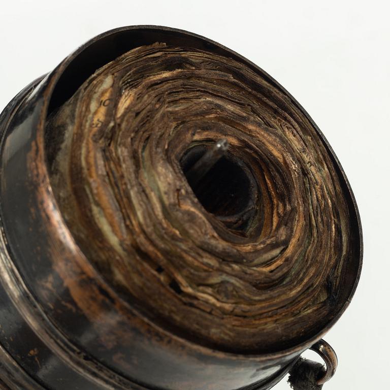 Figuriner, två stycken, samt nagelskydd och bönesnurra, sen Qingdynasti/tidigt 1900-tal.