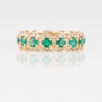 RING, 18K guld med briljantslipade diamanter ca 0.90 ct samt fasettslipade smaragder ca 1.70 ct. Vikt 3,2 gram.