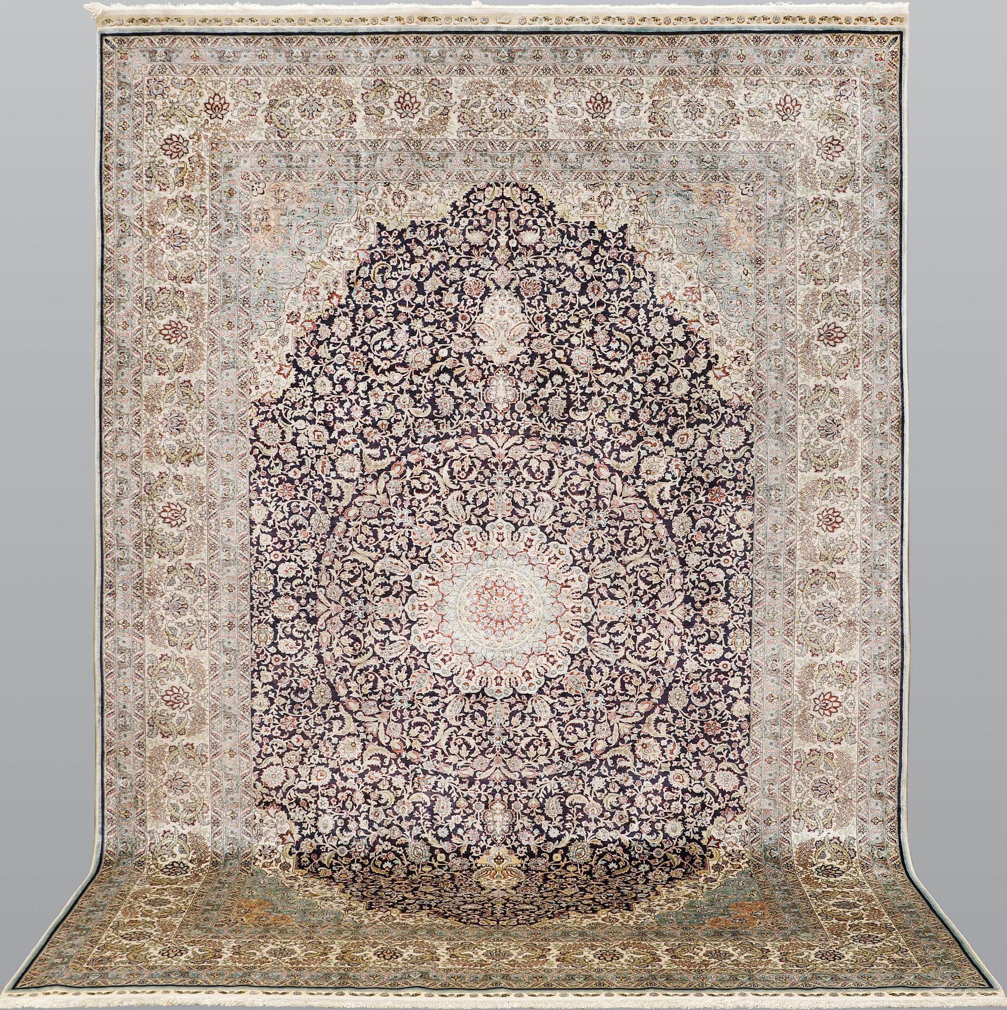 A carpet, Oriental silk, ca 297 x 202 cm.