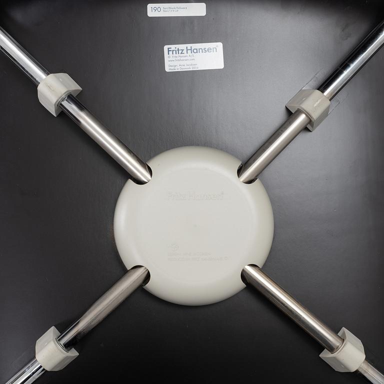 Arne Jacobsen, stolar 12 st, "Sjuan", Fritz Hansen, daterade 2003.