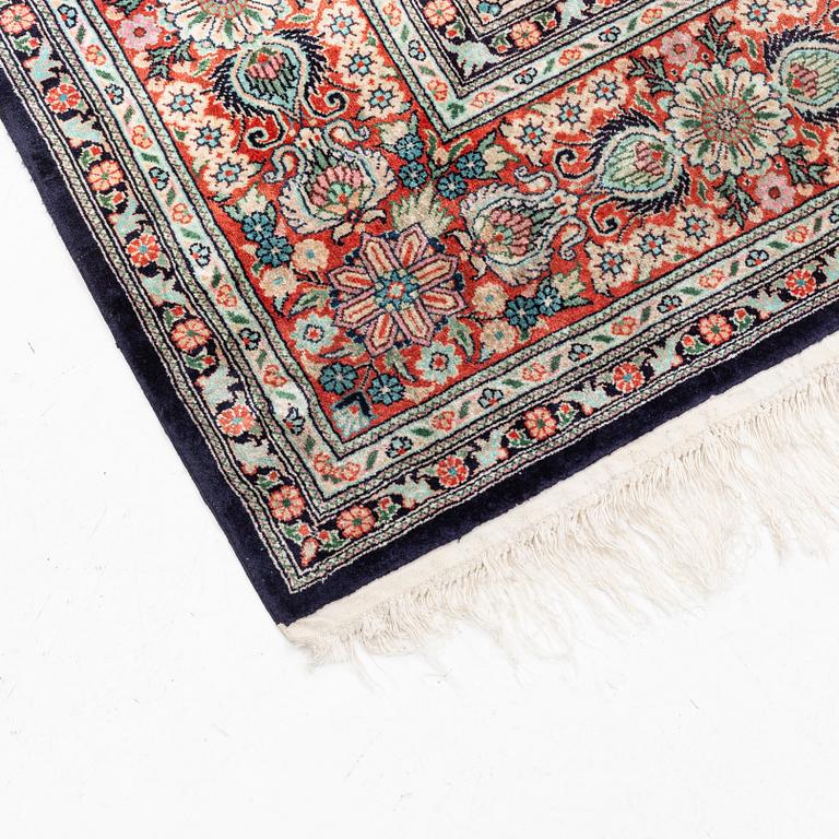 An oriental carpet, mercerized cotton, c. 275 x 182 cm.