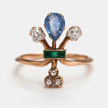 A 14K gold ring with old- and rose-cut diamonds, emeralds and a sapphire. Russia, early 20th century.