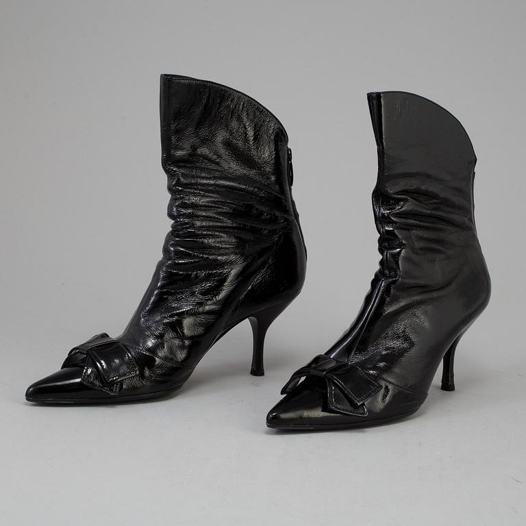 A pair of boots in size 40.