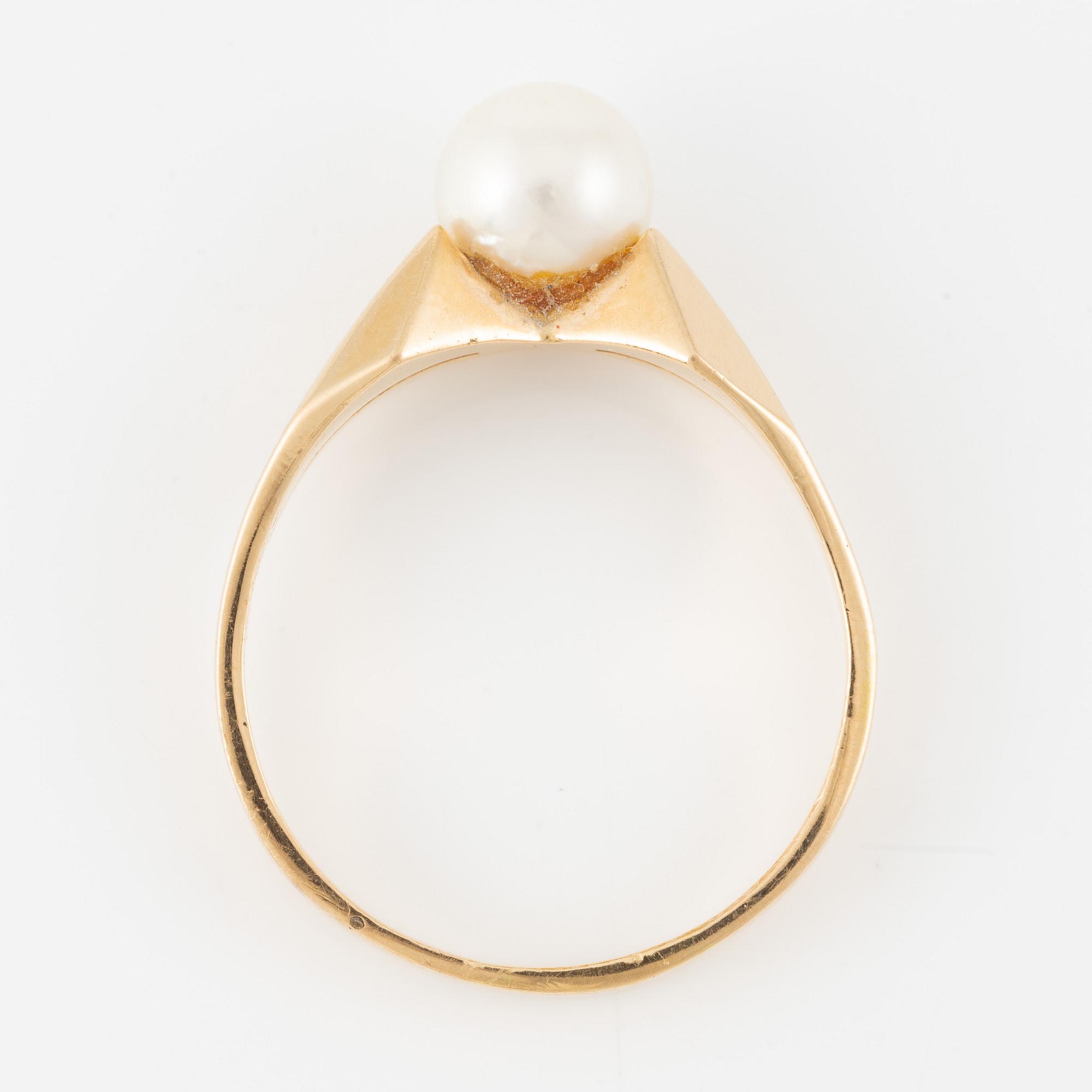 Ring, 18K gold with cultured pearl.