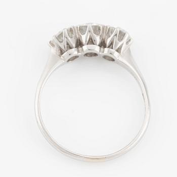 Ring, trestensring, C.G Hallberg, platina med briljantslipade diamanter.