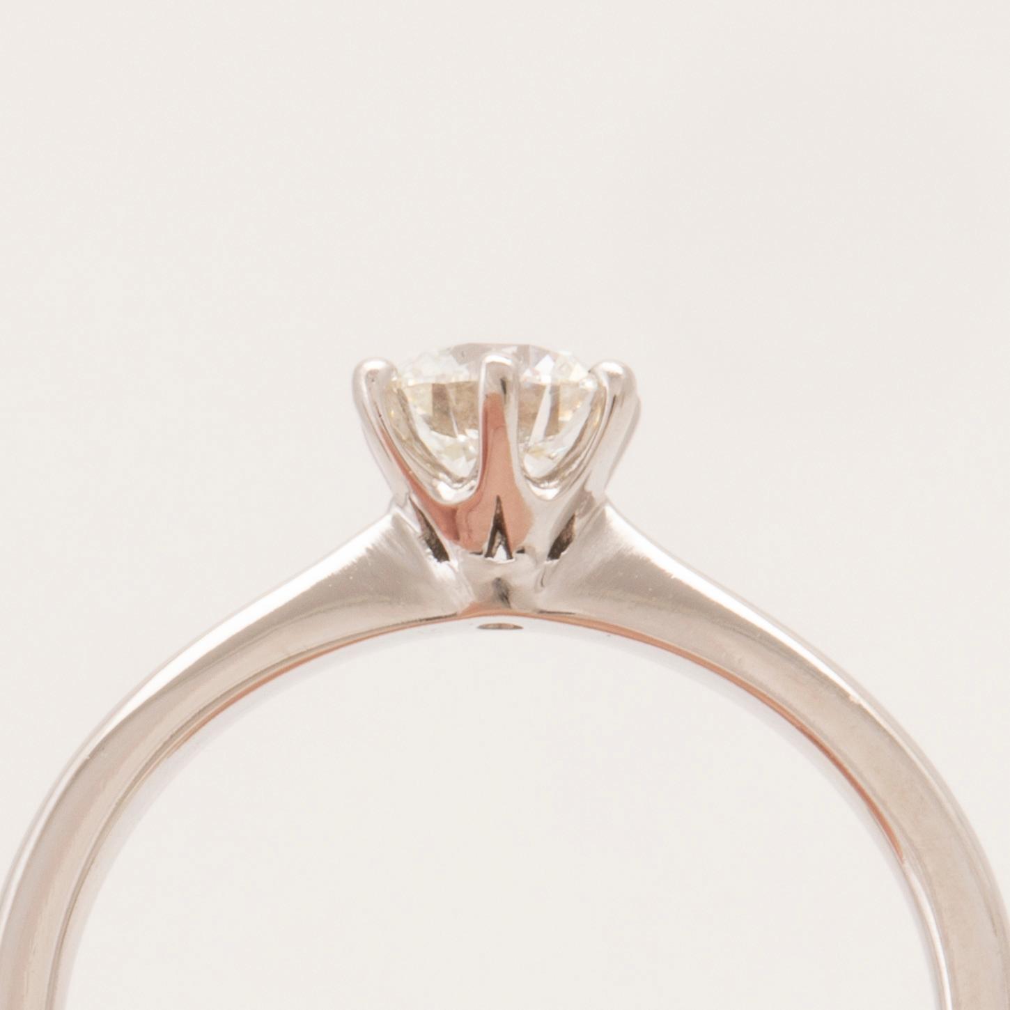A 950 platinum solitaire ring set with a round brilliant cut diamond with GIA dossier, Vanbruun.