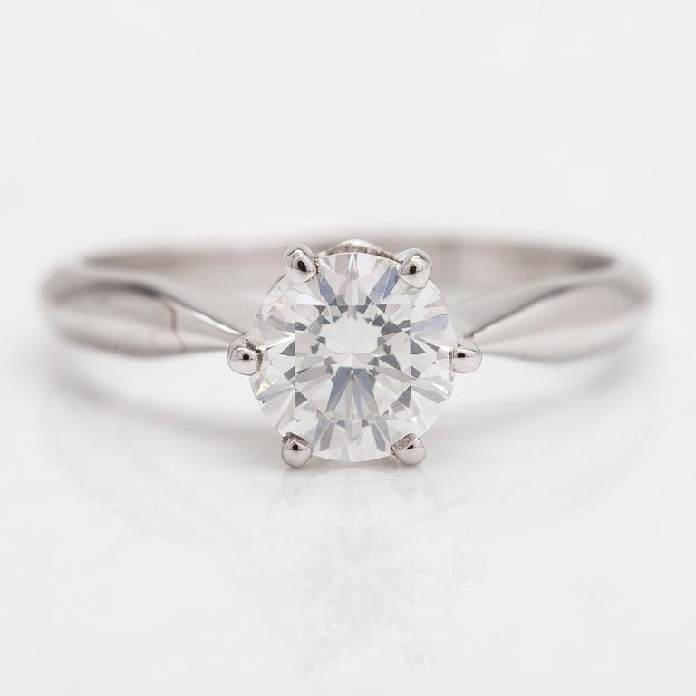 Ring, 14K vitguld med en briljantslipad diamant ca 1.02 ct enligt intyg.